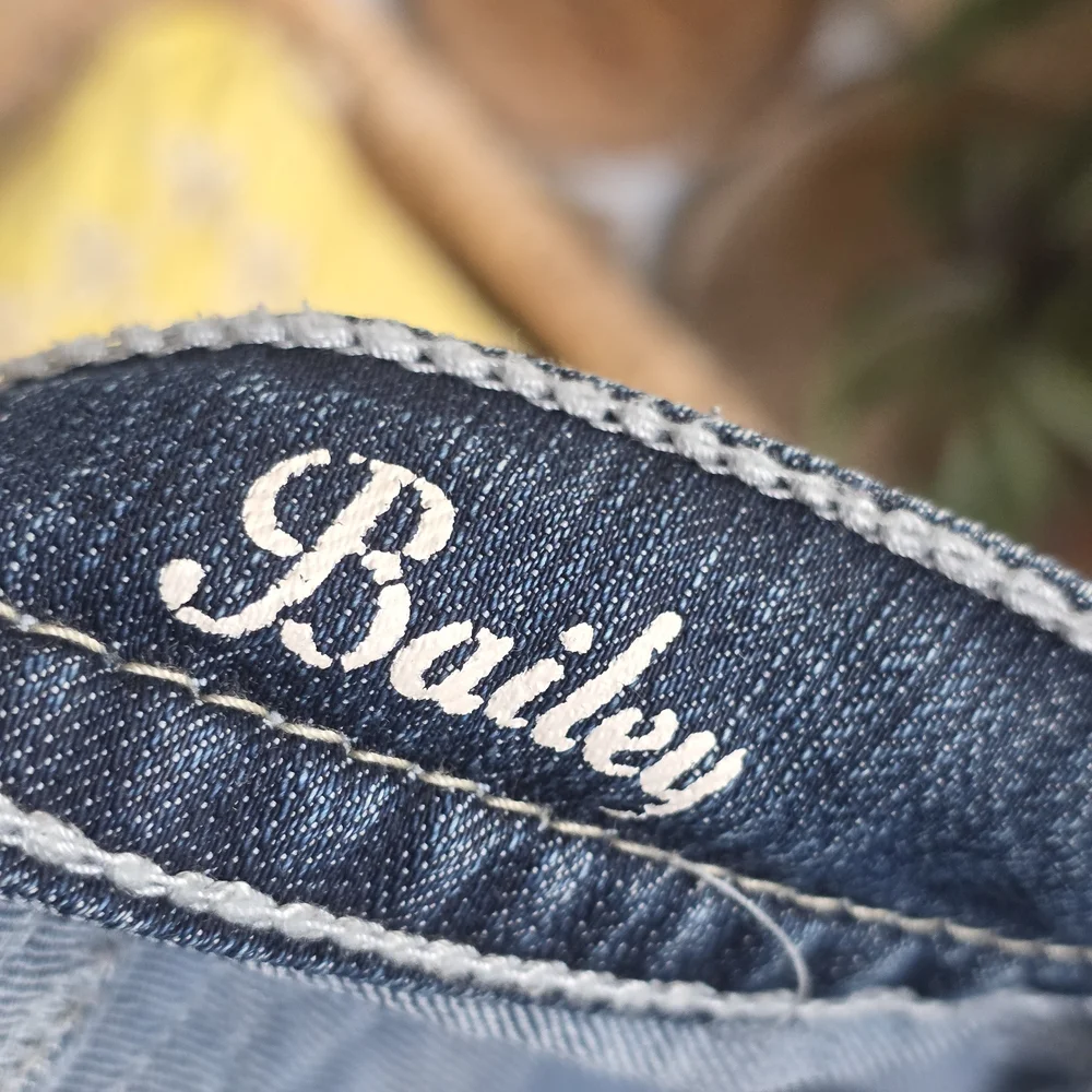 Hydraulic Bailey Low Rise Short 7/8 Dark Blue Jean Shorts with Embroidery